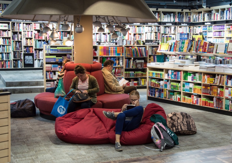 magasin-ST CEZAIRE SUR SIAGNE-min_books_bookstore_book_reader_readers_reading_shop_sale_books-849006