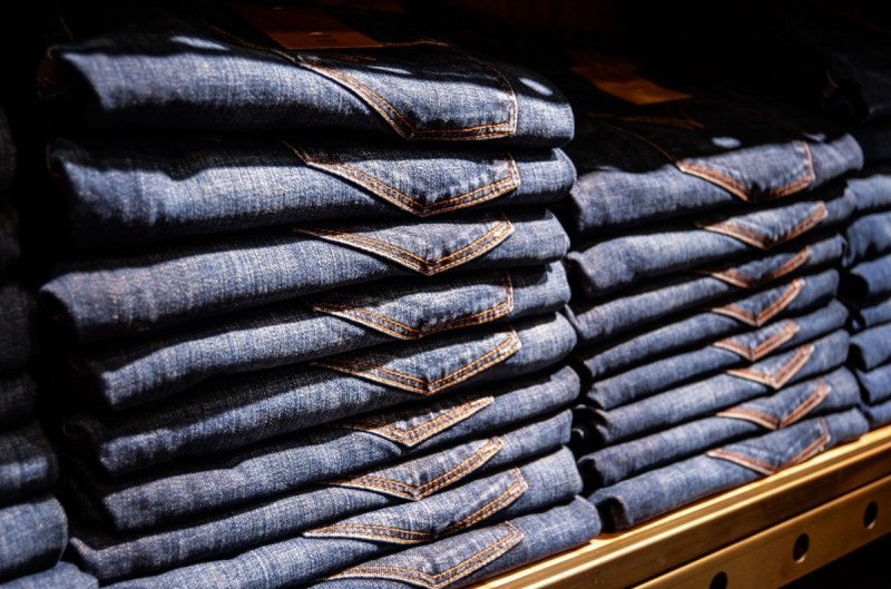 magasin-ST CEZAIRE SUR SIAGNE-min_jeans_pants_blue_shop_shopping_shelf_exhibition_buy-940702